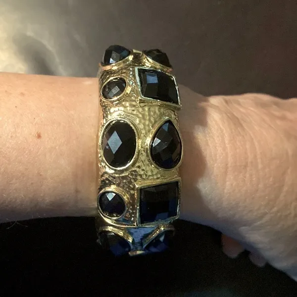 Amrita Singh Shelter Island gold hammered brass and black beveled stones bangle bracelet. NWT - Image 4