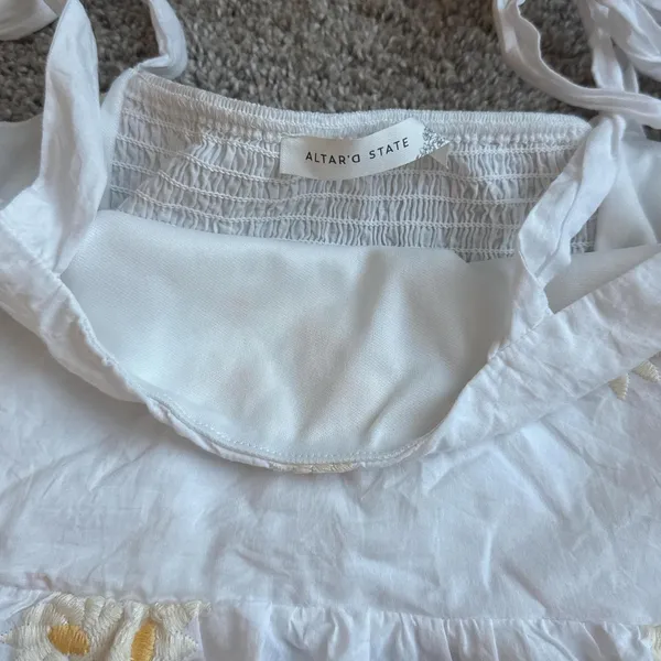 White Ruffled flowy top with daisy’s  - Image 3
