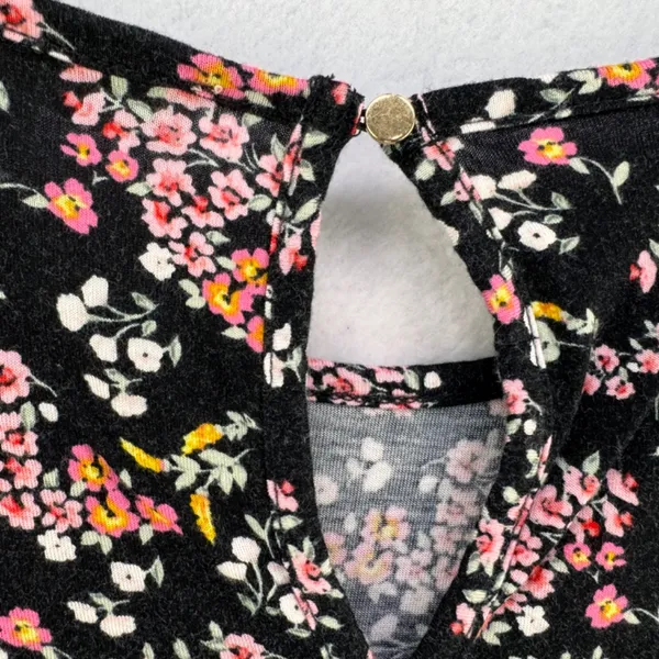 Loft Tank Top Sz M Black multicolor flowers back keyhole gold button - Image 4
