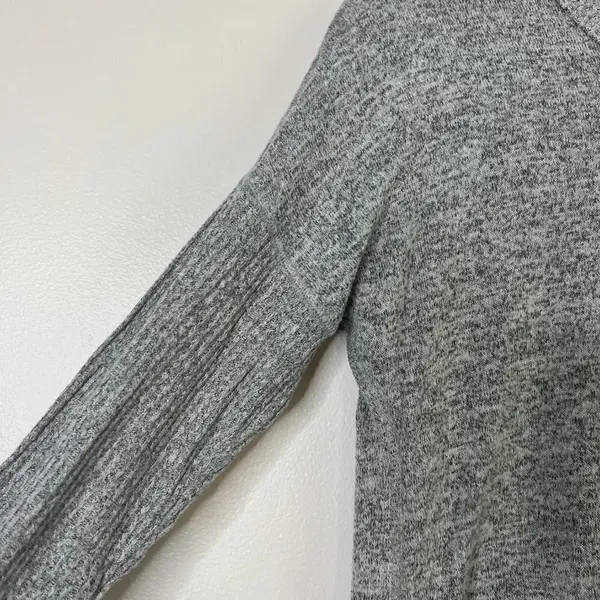 Abercrombie & Fitch Ribbed‎ Sleeve Curve Hem Heather Gray Crewneck Long Sleeve - Image 2