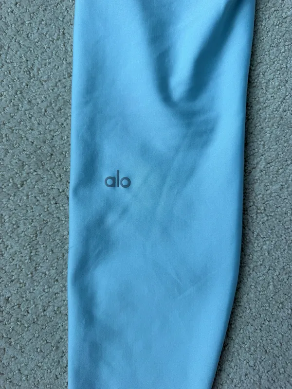 7/8 High-Waisted Alo Yoga Leggings - Image 3