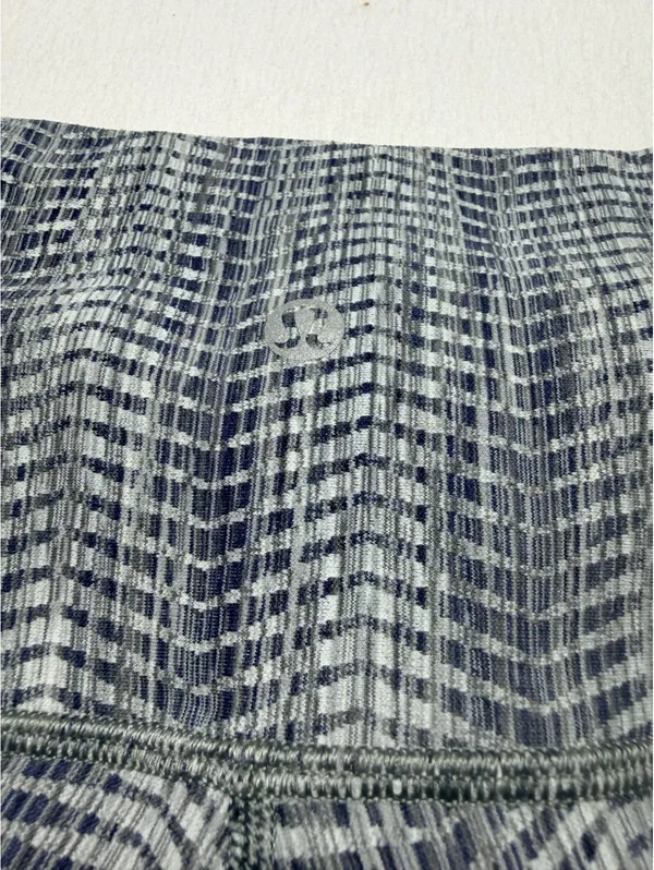 Lululemon Women's Gray Patterned High-Rise Leggings Size 4 - Image 6