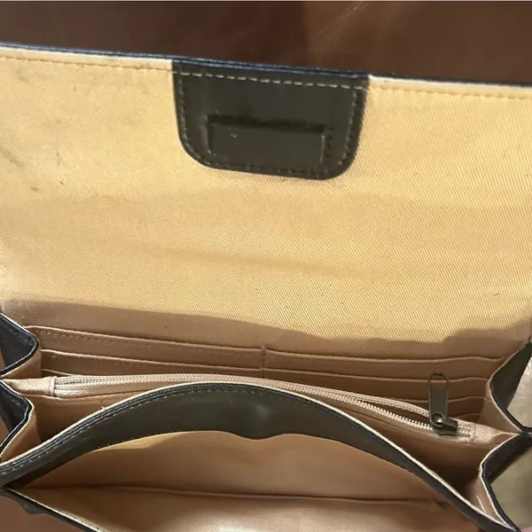 Eddie Bauer Black Leather Interior Zip Wallet great shape - Image 7