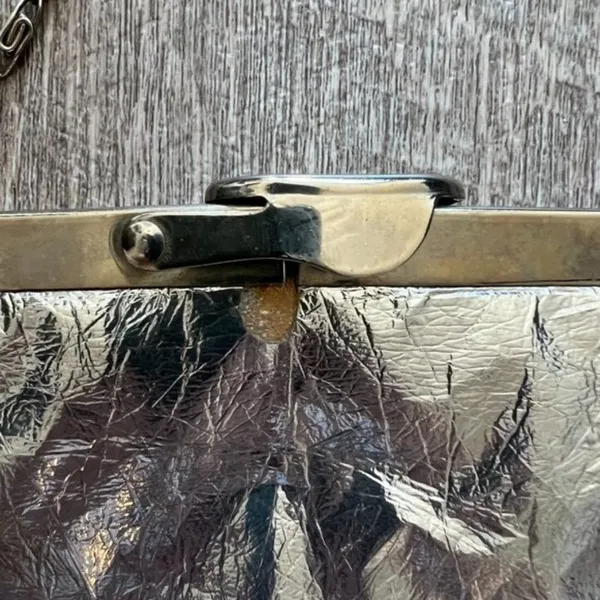Vintage 50s Silver Metallic Foil Clutch Handbag Kiss Lock Chain Strap Purse Bag - Image 11