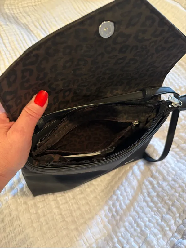 Roxy Black Envelope Crossbody Bag - Image 5