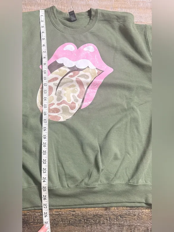 Gildan Military Green Sweatshirt with Pink Lip Camo Graphic - Image 7