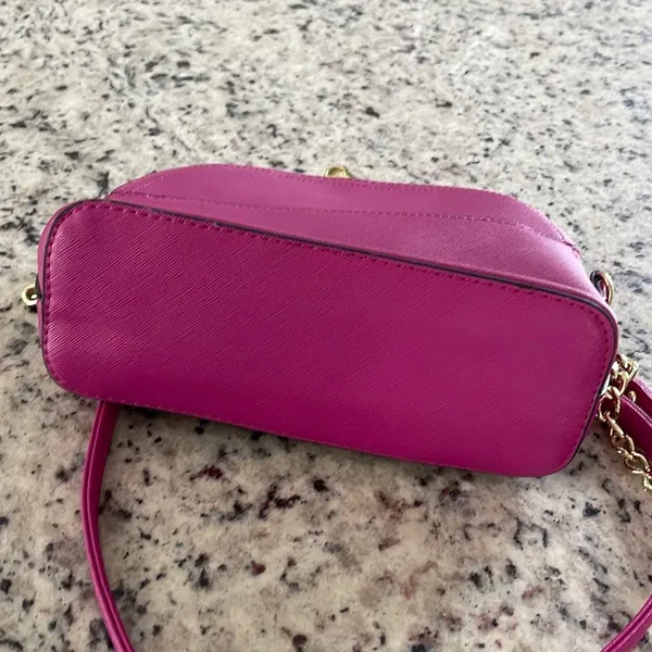 STEVE MADDEN CROSSBODY PURSE W/Gold accents Fuchsia 9”x 7.5”x 3.5”‎ - Image 4