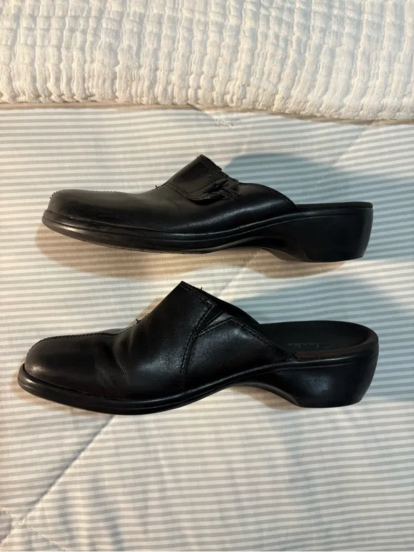 Clarks Black Leather Slip-On Clogs size 8M - Image 4