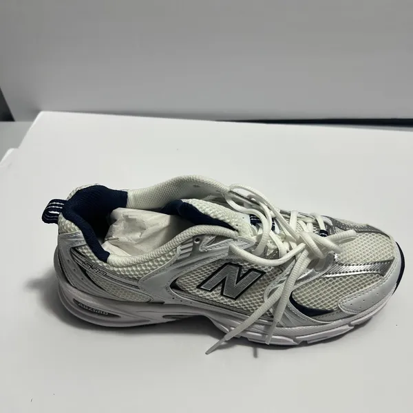 New Balance women’s sneakers in white and navy. Clean and stylish design with a comfortable cushioned insole and lace-up closure. Made in Vietnam. Size 9 US (40.5 EU / 25.5 CM). Great for everyday wear, walking, or casual outfits. Excellent condition - Image 9