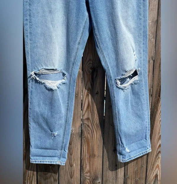 American Eagle 🦅 Distressed MOM Jeans - Image 5