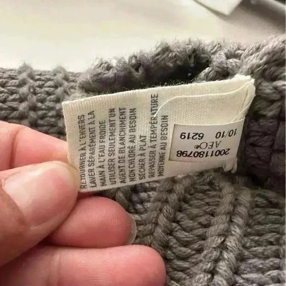 American Eagle Outfitters Sweater Cable Knit Ribbed Long Sleeves V-Neck‎ Medium - Image 7