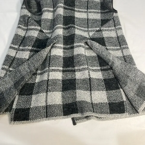 Long cape vest single snap closure dual pocket plaid vent back soft knit sweater - Image 9