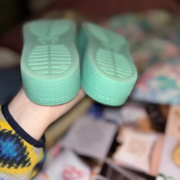 Women’s size 5 crocs - Image 4