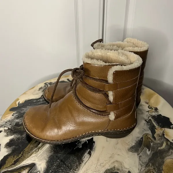 UGG Caspia 1932 Lace Up Shearling Lined Leather Boot - Image 2
