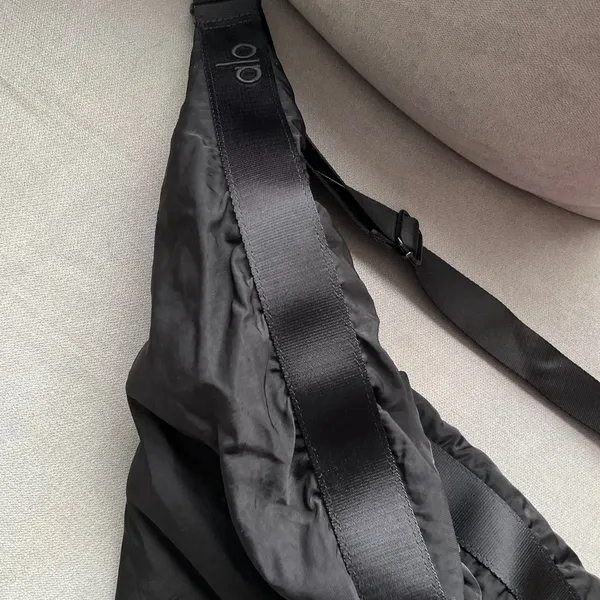 Alo Yoga Om The Go Gym Sling Bag Black - Image 9