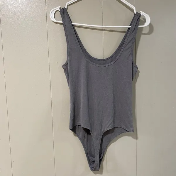 Dress Forum Gray Ribbed Bodysuit Size M Scoop Neck Minimalist Basic - Image 3
