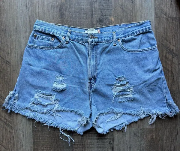 Y2K Levi’s Comfort Fit Distressed Cutoff Shorts - Image 2