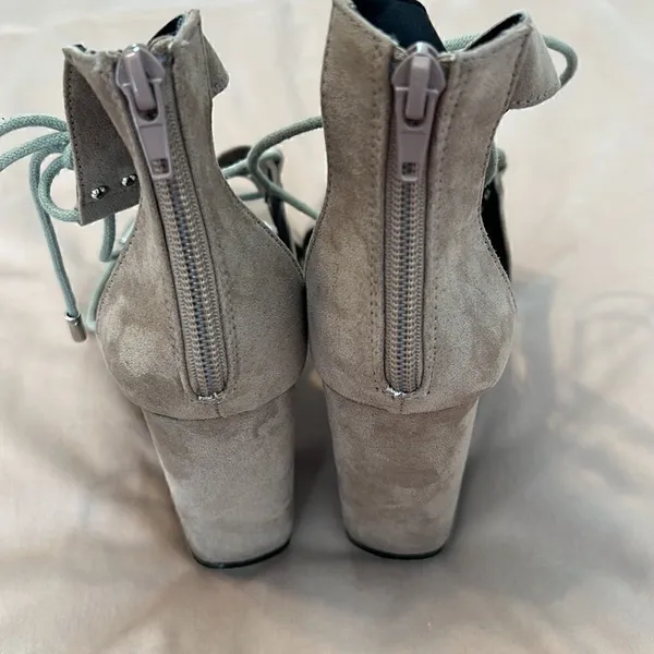 So Me Sydney sz9 4.5” block heel tan suede like sandals minimal signs of wear - Image 5