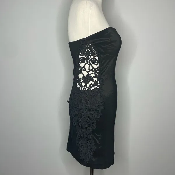 Ynes- Black Strapless Dress with Crochet Detail on the Side - Image 4