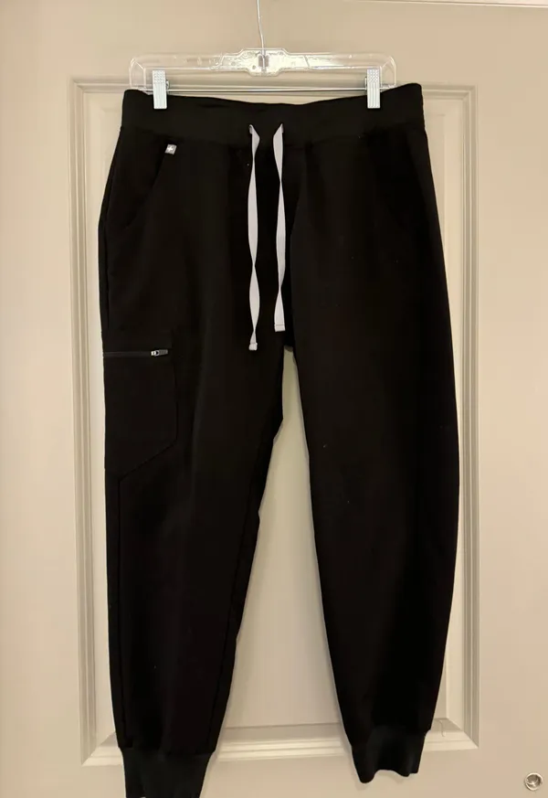 FIGS Black Scrub Set - Image 2
