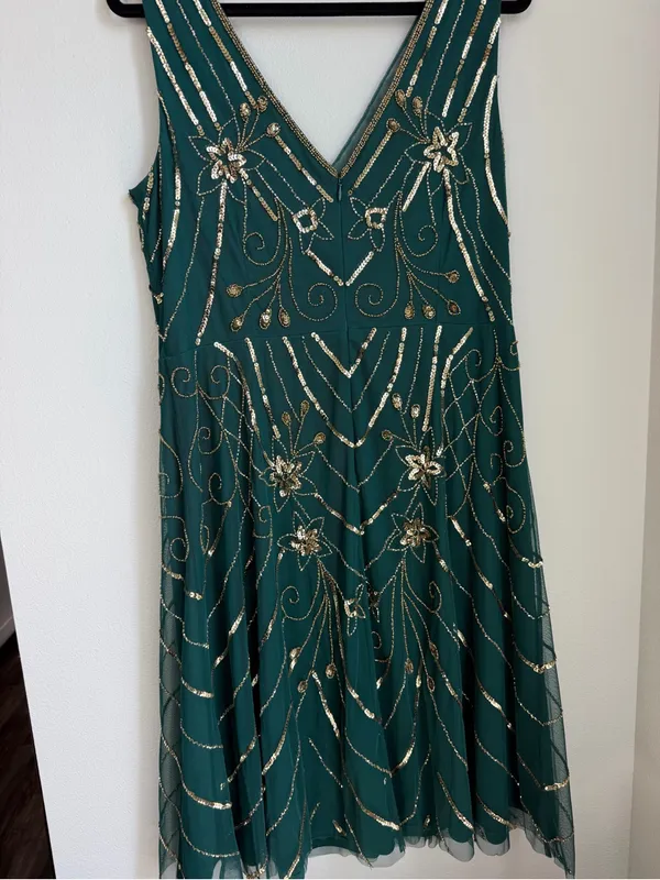 Adrienne Papell Elegant Emerald Green Beaded V-Neck Dress - Image 5