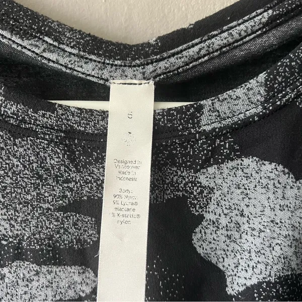 Lululemon Black and Grey Camo Cates Tees Size 6 - Image 3