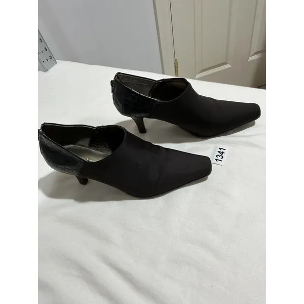 Woman’s Liz Claiborne Lawrence 8.5 Brown Zip Back Heel Ankle Bootie - Image 2