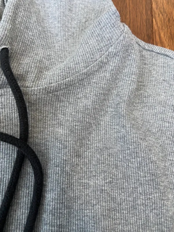 Like new! Worn once!   size Medium crop top. - Image 3