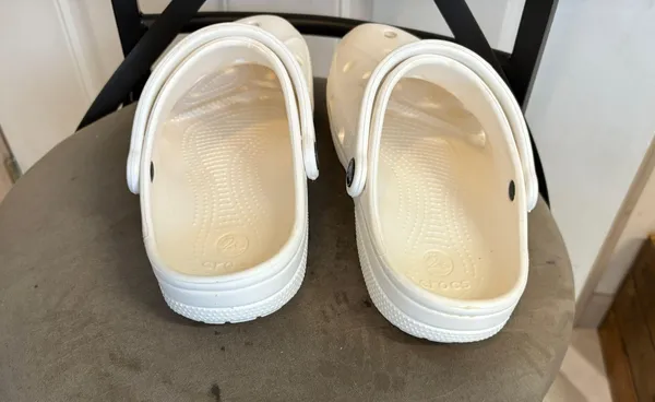Crocs M6,W8 White Croc Clogs - Image 6