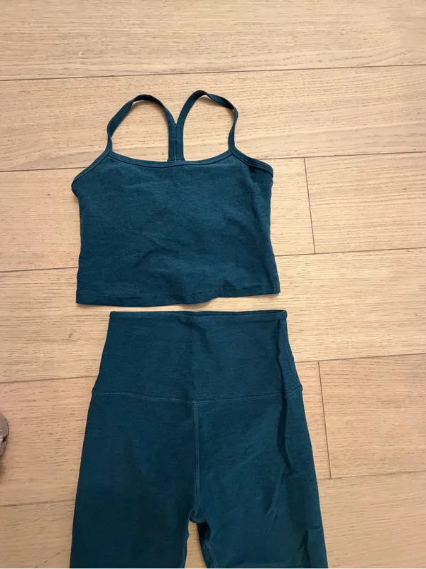 Beyond Yoga Womens workout set - dark green color like pine? - Image 3