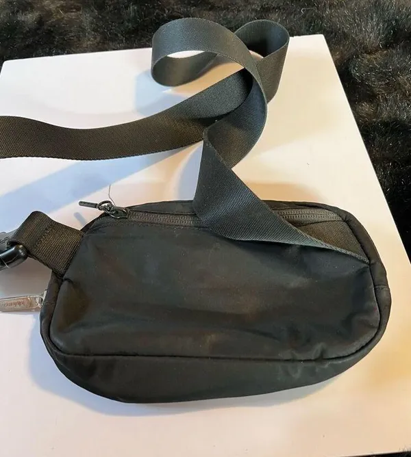 Lululemon Everywhere Belt Bag black yoga exercise - Image 6