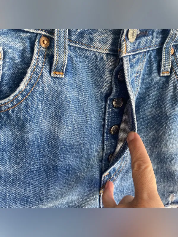Levi’s 501 original cutoff denim shorts button fly medium blue wash raw hem 28 - Image 4