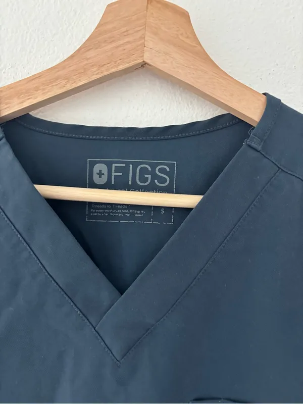 FIGS Catarina One-Pocket Scrub Top for Women in Navy Blue - Image 4