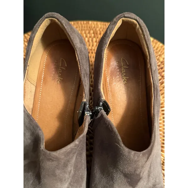 Clarks Artisan Suede Wedge Booties Taupe Brown Snake Embossed Heel Side Zip 9.5M - Image 9