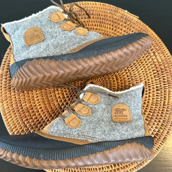 Sorel Gray and Tan Waterproof Boots-‎ insoles missing - Image 5