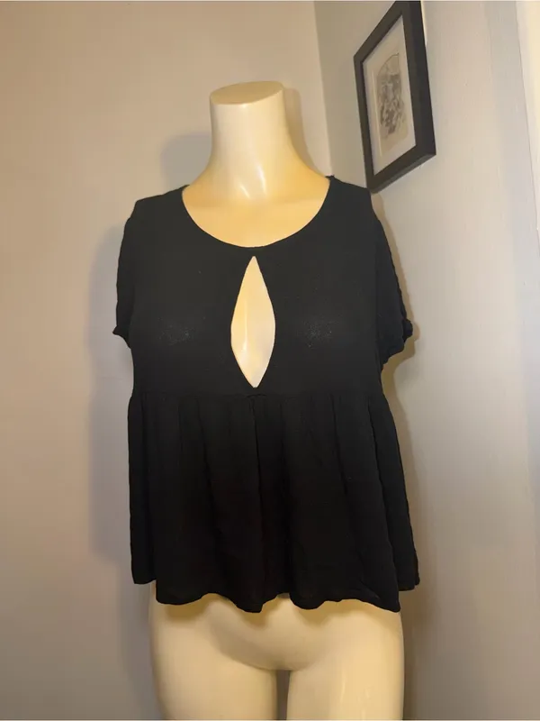 Kimchi Blue Size Medium Black Babydoll Top Short Sleeve Keyhole Front Blouse - Image 2