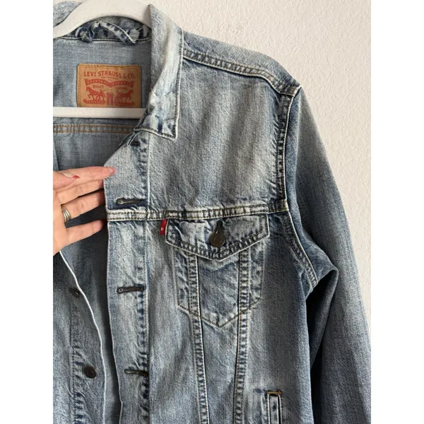 Levi's Strauss & Co Premium Denim Jacket Trucker‎ Blue Wash Women's Size Medium - Image 4