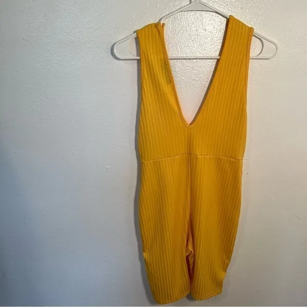 PrettyLittleThing Women's Size 8 Ribbed Tank Top Unitard‎ Yellow V-Neck V-Back - Image 9