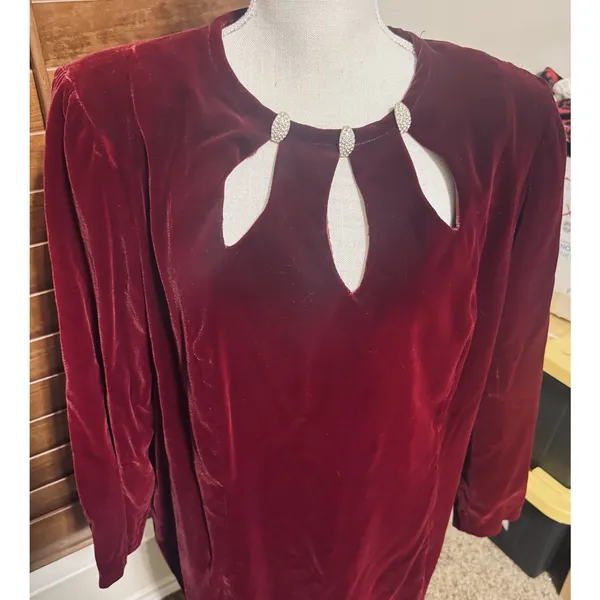 Vtg Julian Wilder Dress Burgundy Velvet Keyhole Rhinestone cut‎ out sheath sz 20 - Image 2