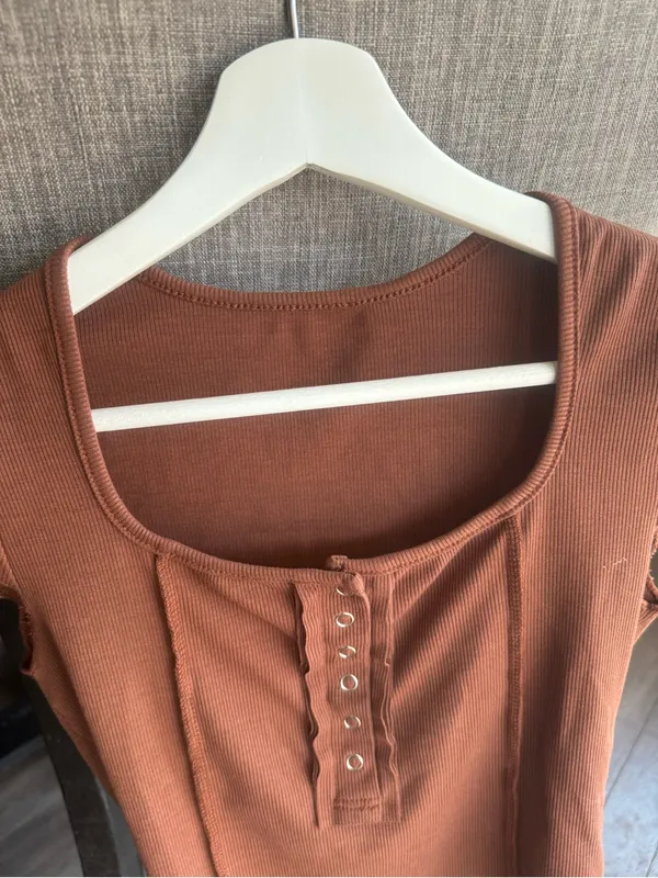Women’s Cropped Scoop Neck Short Sleeve Top in Rust - Image 4
