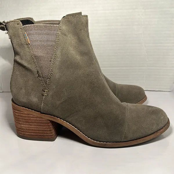 TOMS Women's Esme Desert Taupe Suede Chelsea Boot Size 8. 2.5” heel size - Image 4