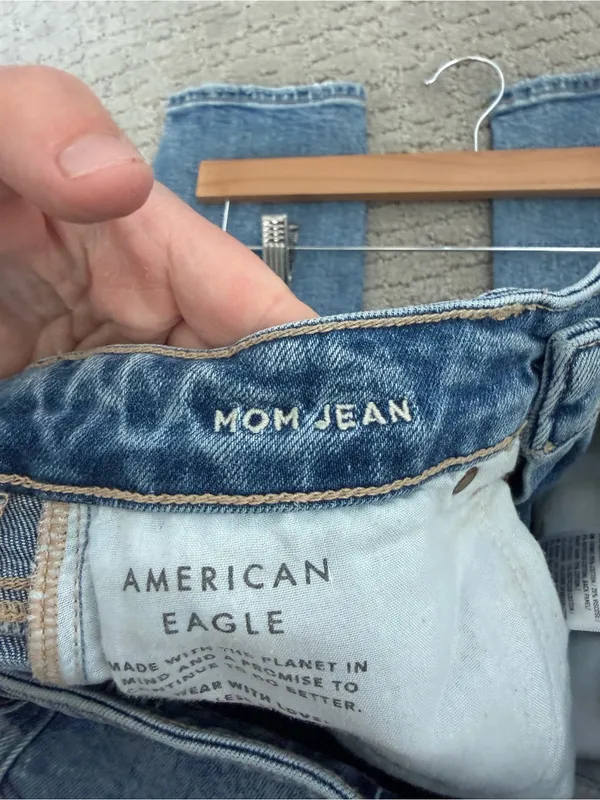 American Eagle Women's Mom Jeans Distressed Baggy Medium Wash Size 2 - Image 7