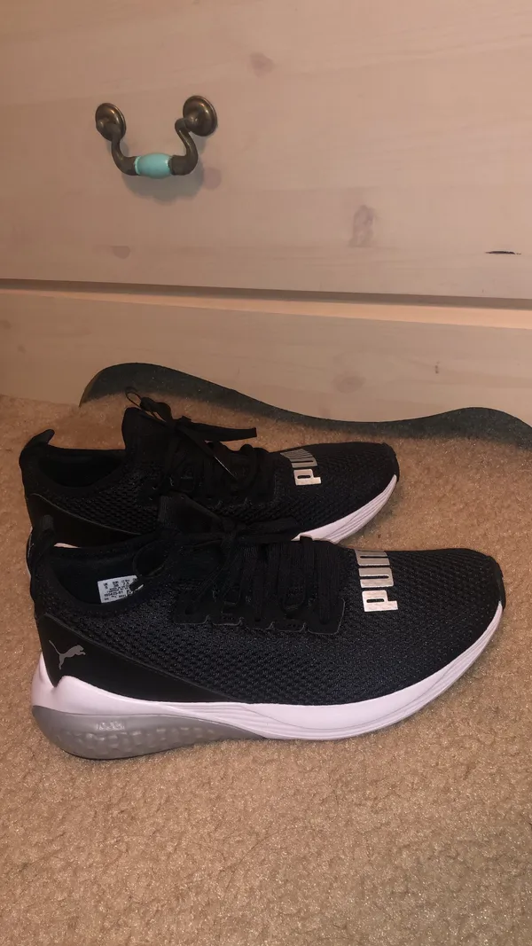 Sneaker Size 8 - Image 2