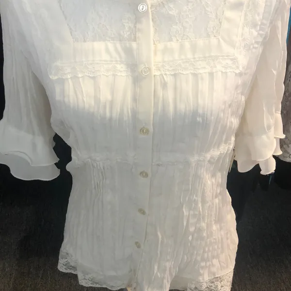 Sz medium lady’s white top - Image 2