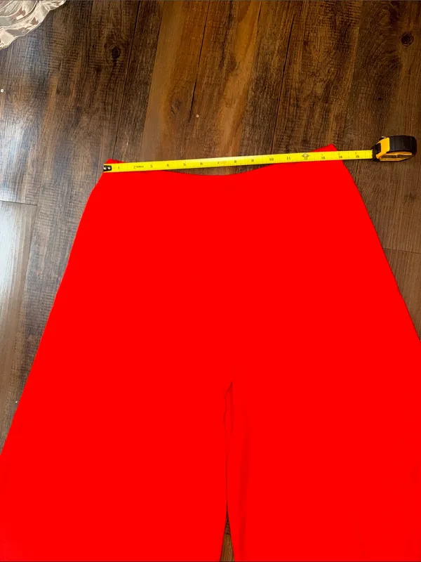 Theory high-waist wide-leg crop pants in a vibrant red - Image 4