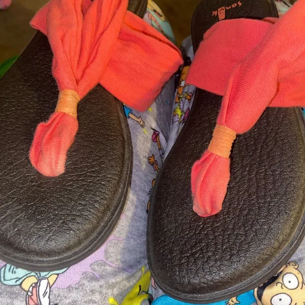 Sanuk flip flops size 7 - Image 4