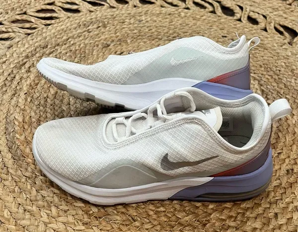 Nike Women’s Air Max Motion 2 size 9.5 - Image 2