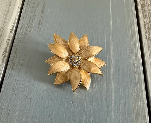 Flower Power Vintage Brooch Gold Tone W Beige Enamels Sparkly Rhinestones - Image 4
