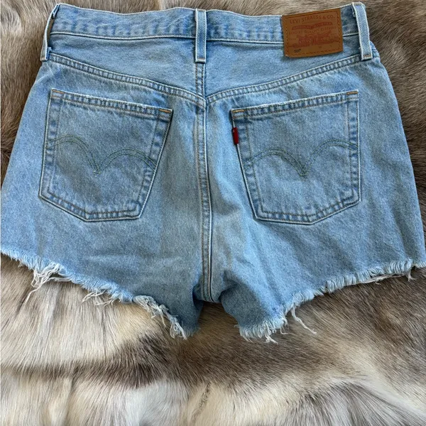 Levi's Women’s distressed shorts - Image 2