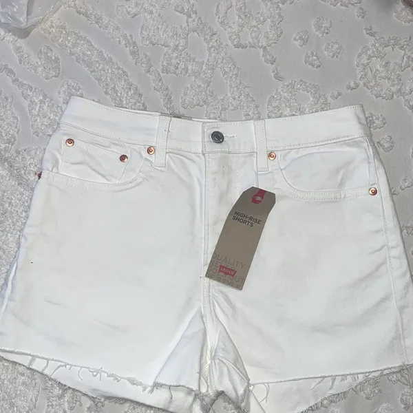 NWT Levi’s white high rise slim through hip shorts - Image 3